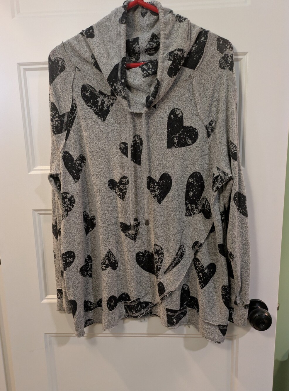 🔴 3/$15 Chelsea & Theodore Gray Hooded Top with Black Heart Print